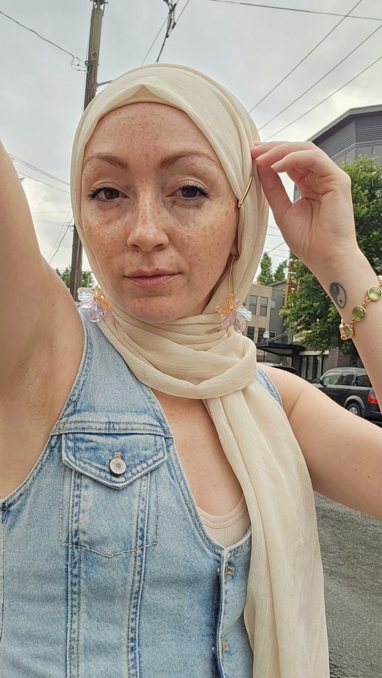 صورة بحجاب بيج مع سترة جينز.