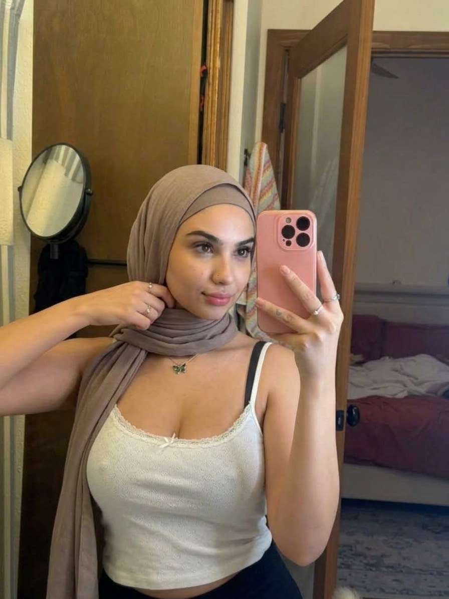صورة بحجاب بيج مع بلوزة بيضاء.