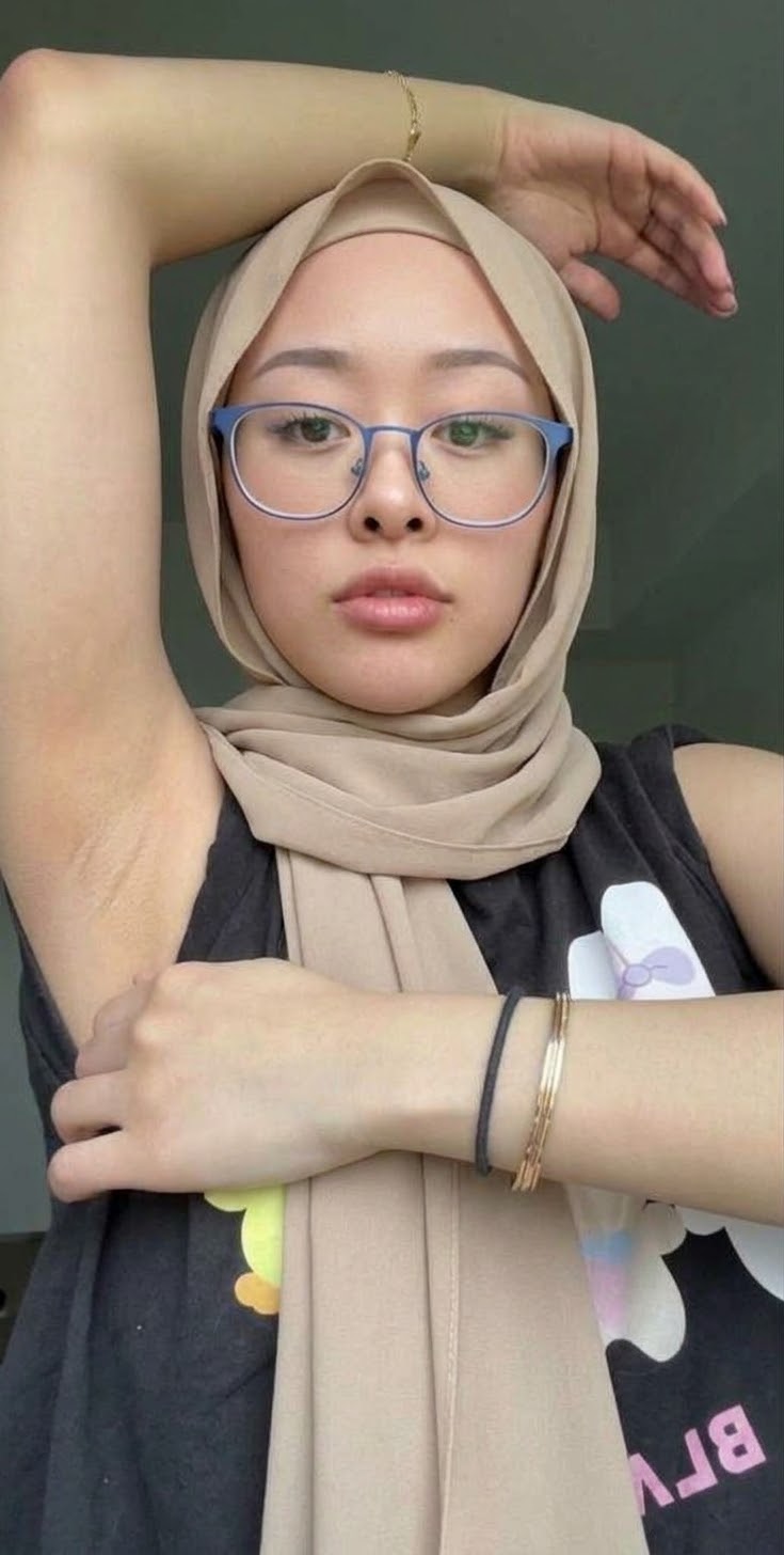 صورة بحجاب بيج مع نظارة.