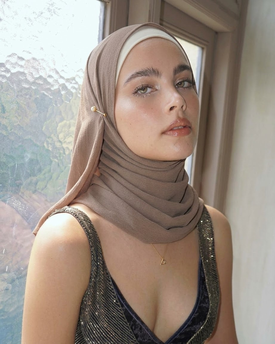 صورة بحجاب بيج مع بلوزة سوداء.