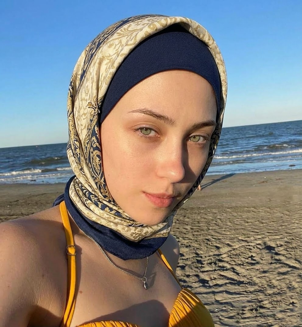 صورة بحجاب أزرق مع ضوء الشمس.