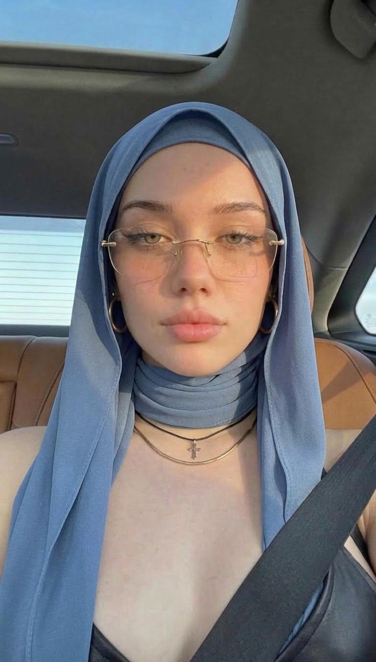 صورة بحجاب أزرق مع نظارة.