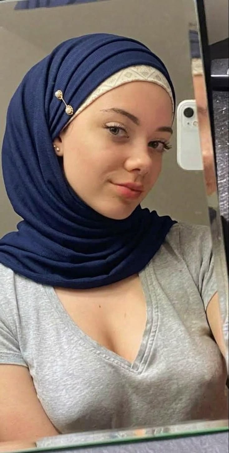 صورة بحجاب أزرق مع بلوزة بيضاء.