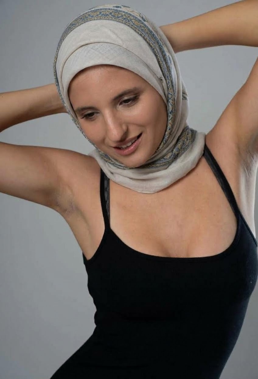 صورة بحجاب رمادي مع بلوزة سوداء.