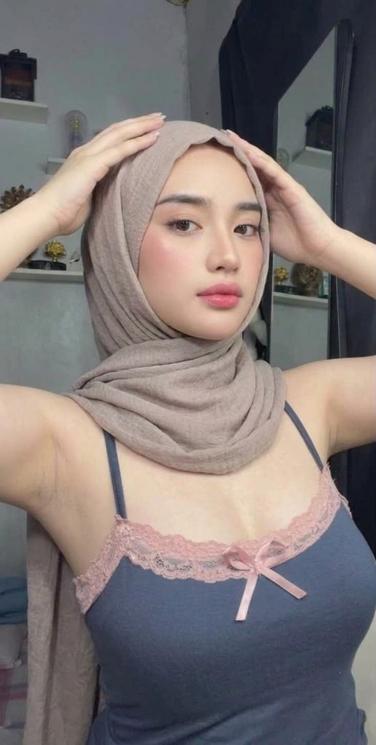 صورة بحجاب رمادي مع بلوزة داكنة.