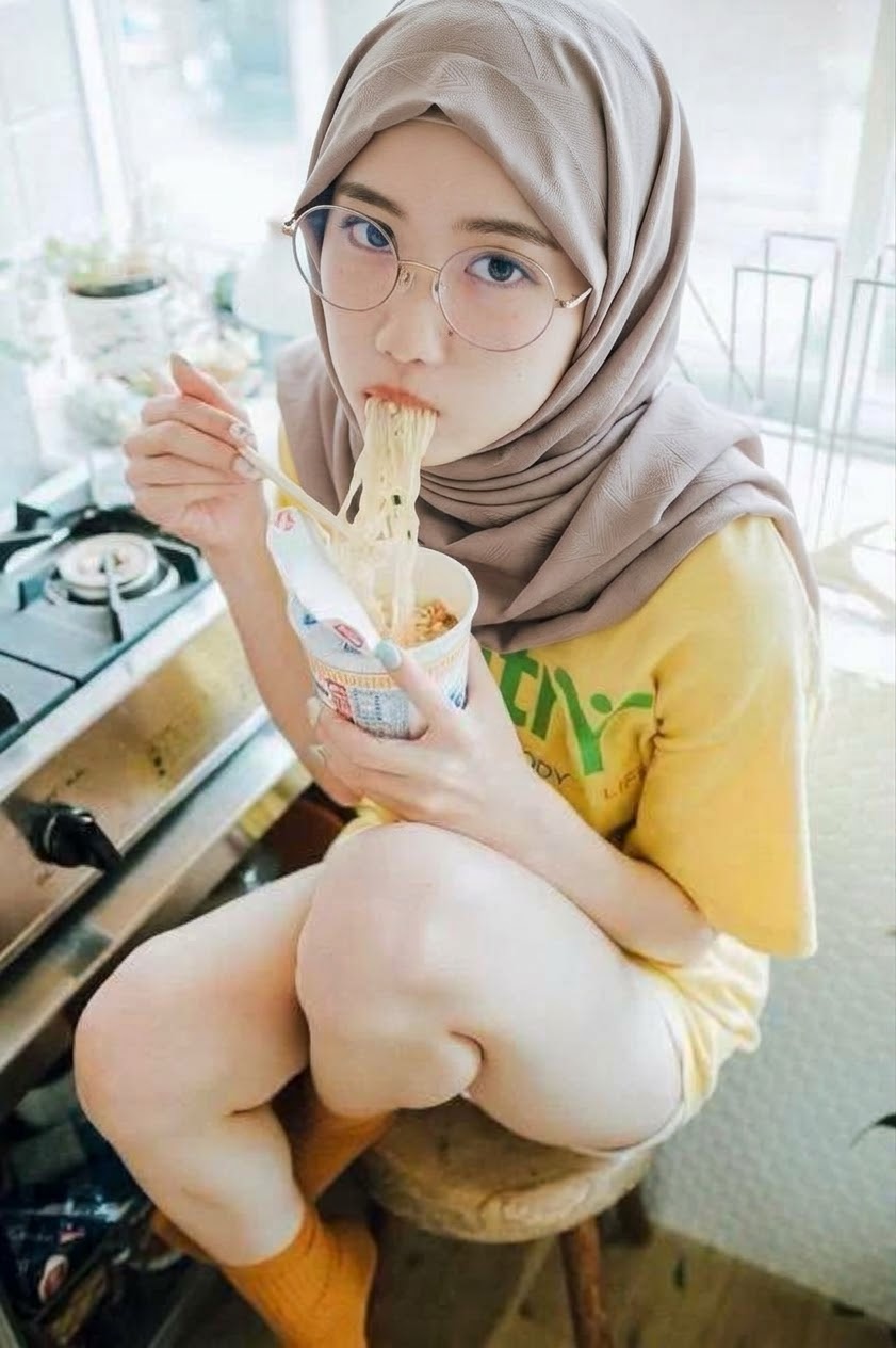 صورة بحجاب رمادي مع نظارة.
