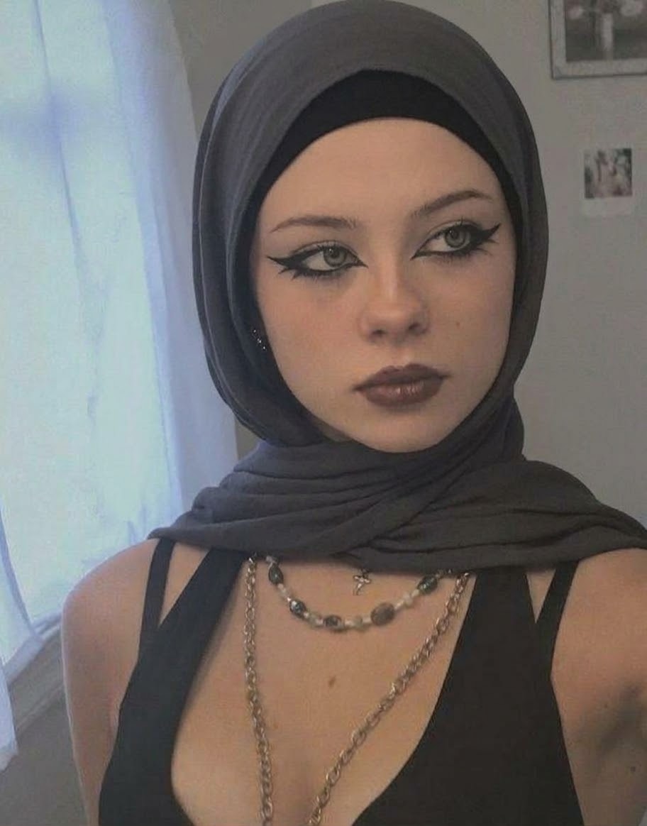 صورة بحجاب رمادي مع بلوزة سوداء.