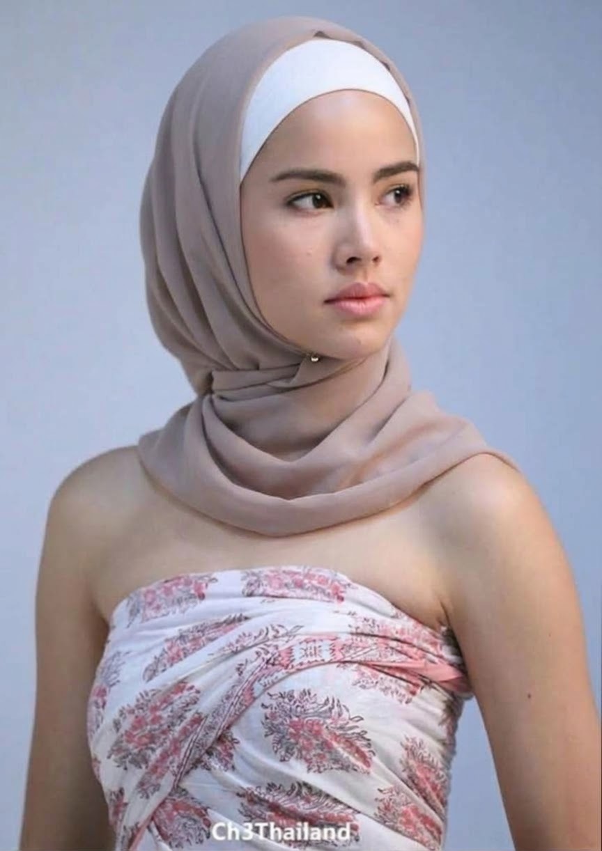 صورة بحجاب رمادي مع بلوزة مزهرة.