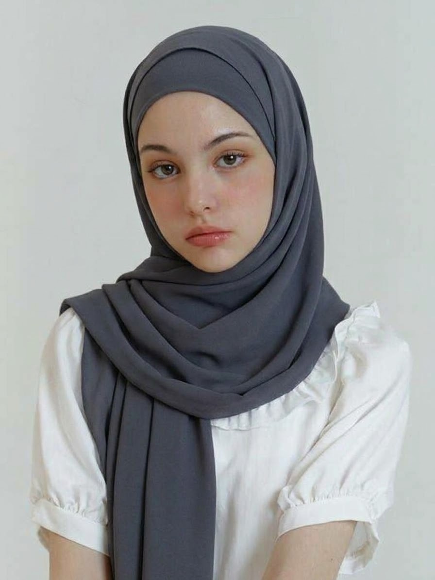 صورة بحجاب رمادي مع قميص أبيض.