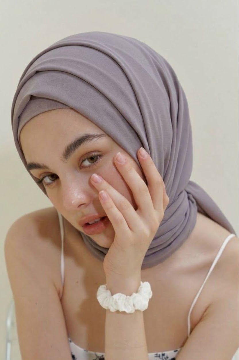 صورة بحجاب رمادي مع بلوزة بيضاء.