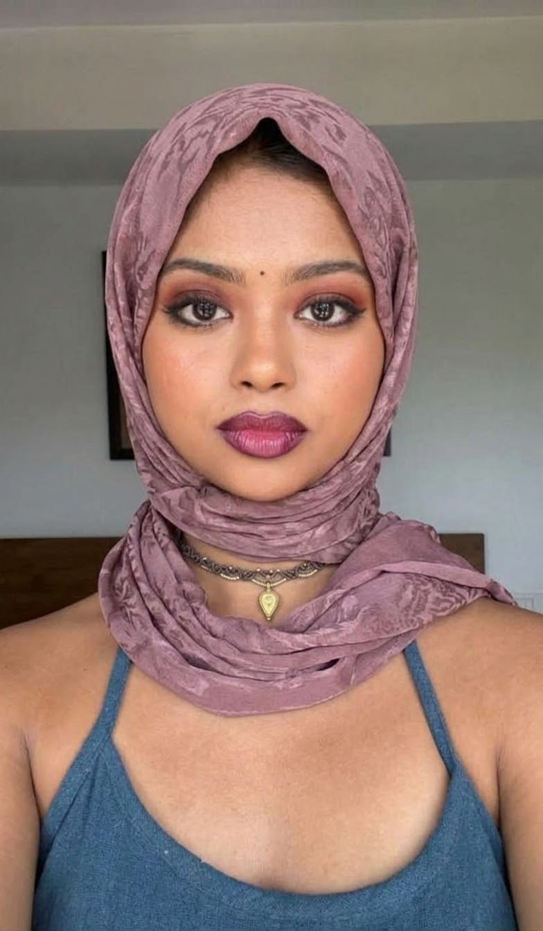 صورة بحجاب منقوش مع بلوزة زرقاء.