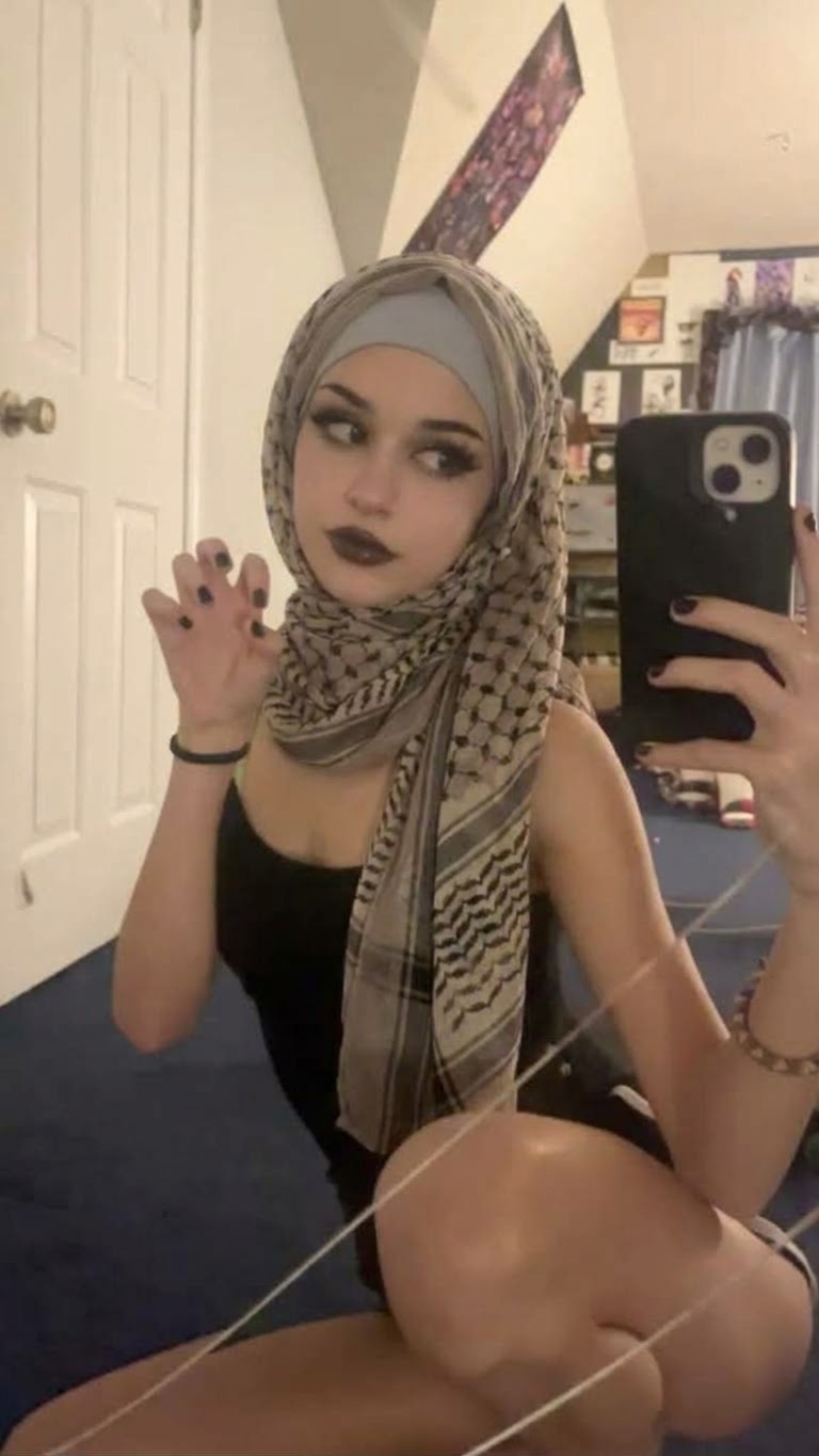 صورة بحجاب منقوش مع زي أسود.
