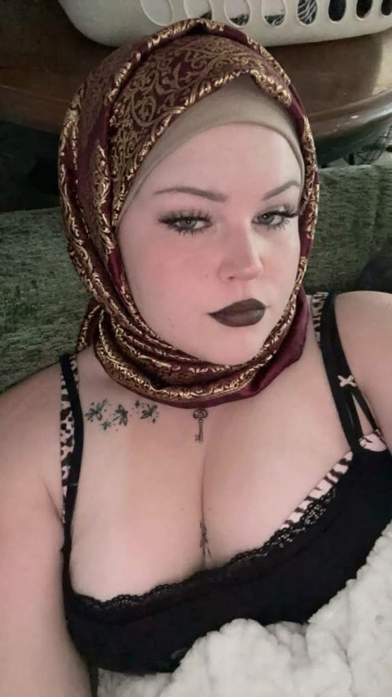 صورة بحجاب منقوش مع بلوزة سوداء من الدانتيل.