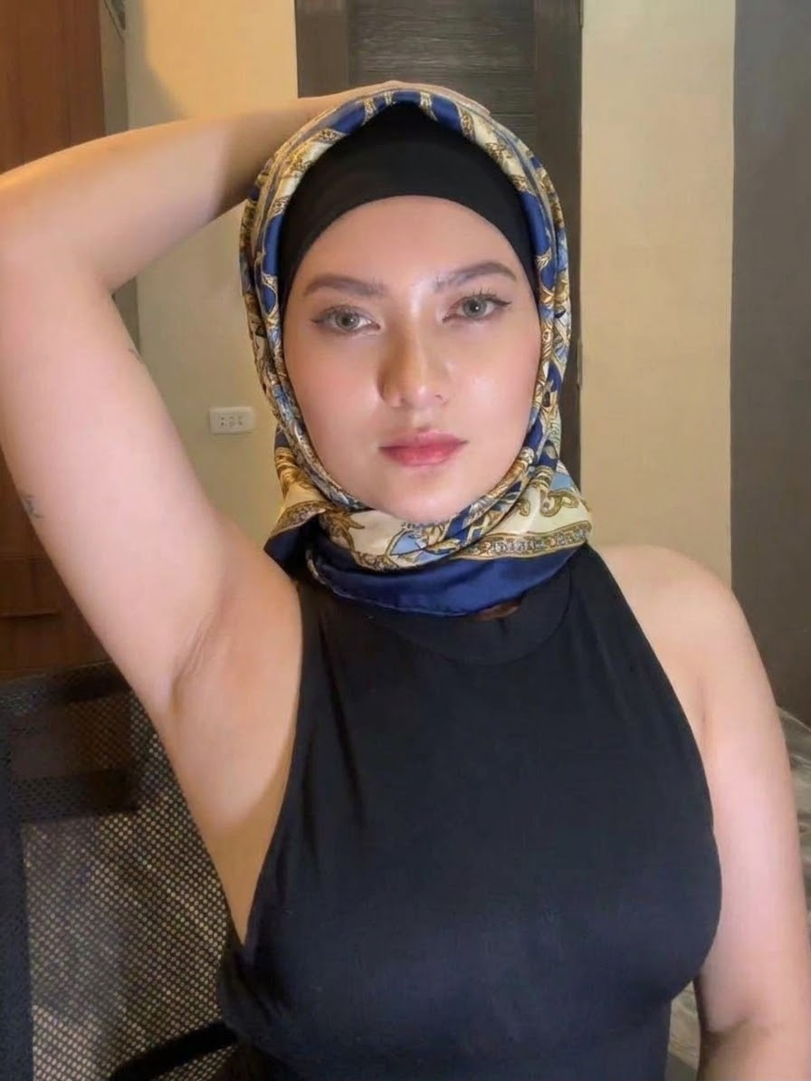 صورة بحجاب منقوش مع بلوزة سوداء.