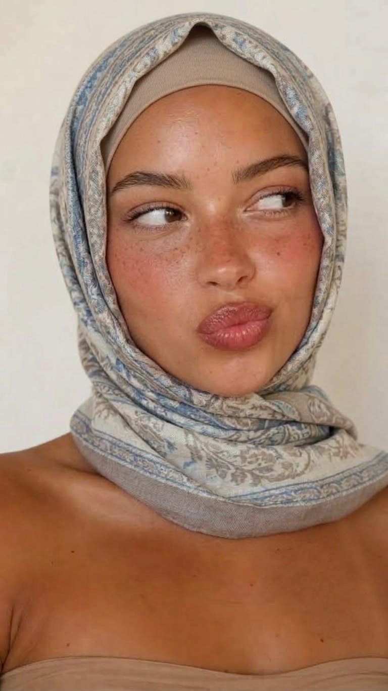 صورة بحجاب منقوش مع ضوء الشمس.