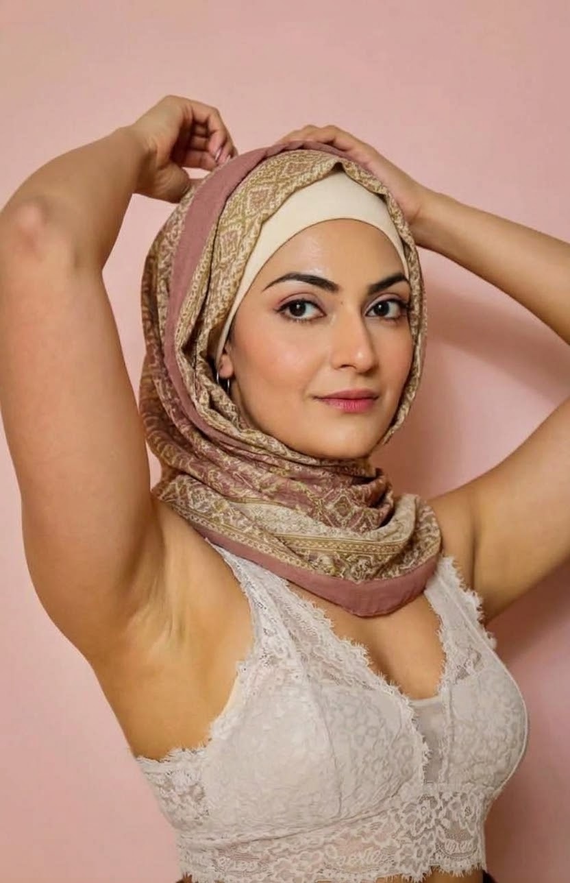 صورة بحجاب منقوش مع بلوزة بيضاء من الدانتيل.