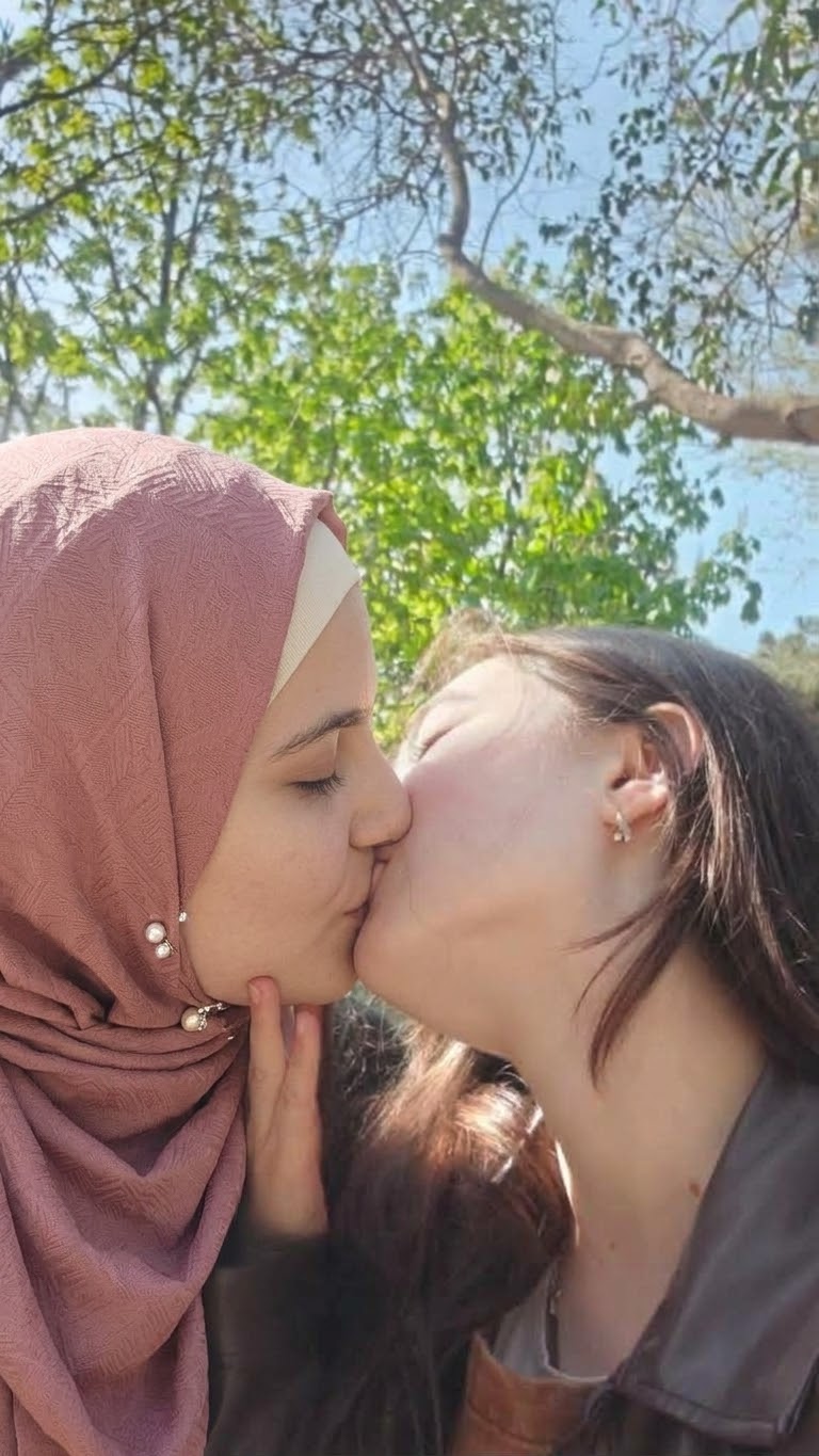 صورة بحجاب وردي مع مشهد خارجي.
