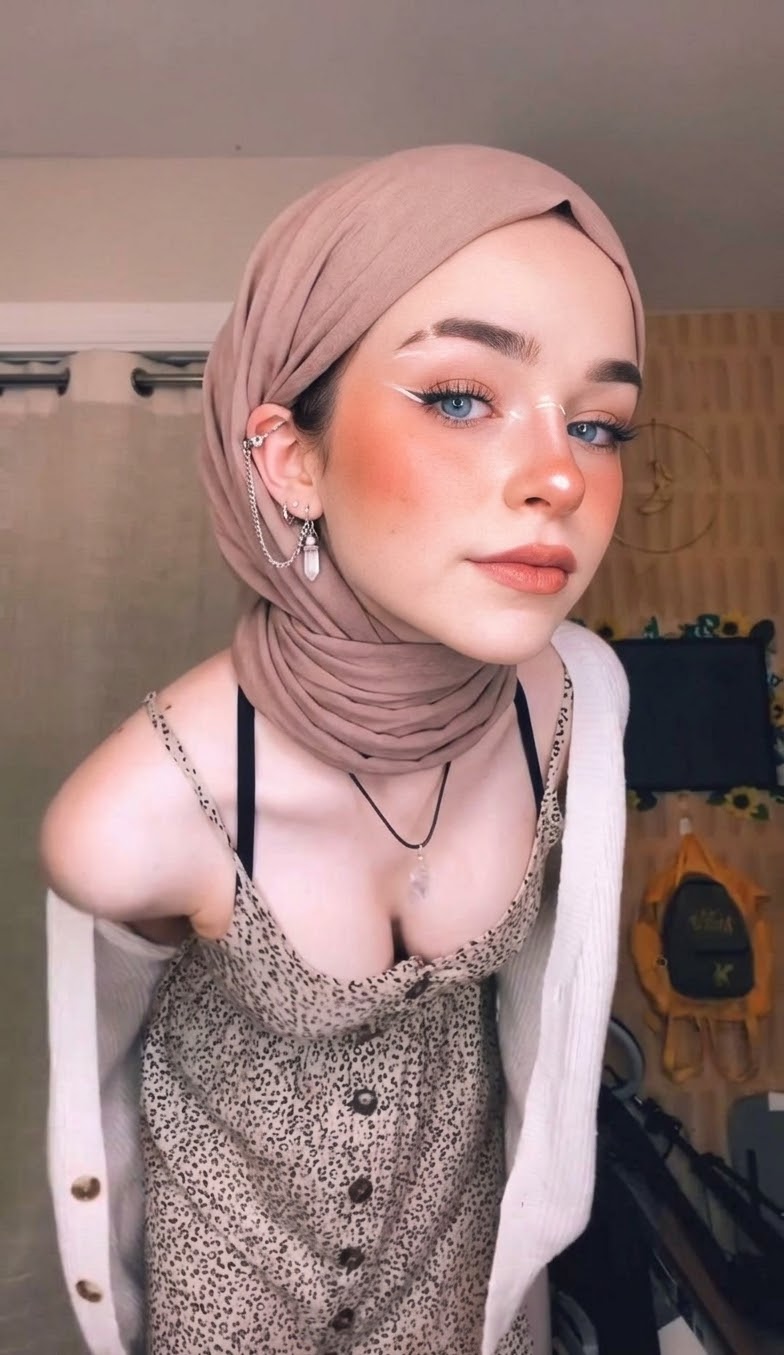 صورة بحجاب وردي مع بلوزة سوداء من الدانتيل.