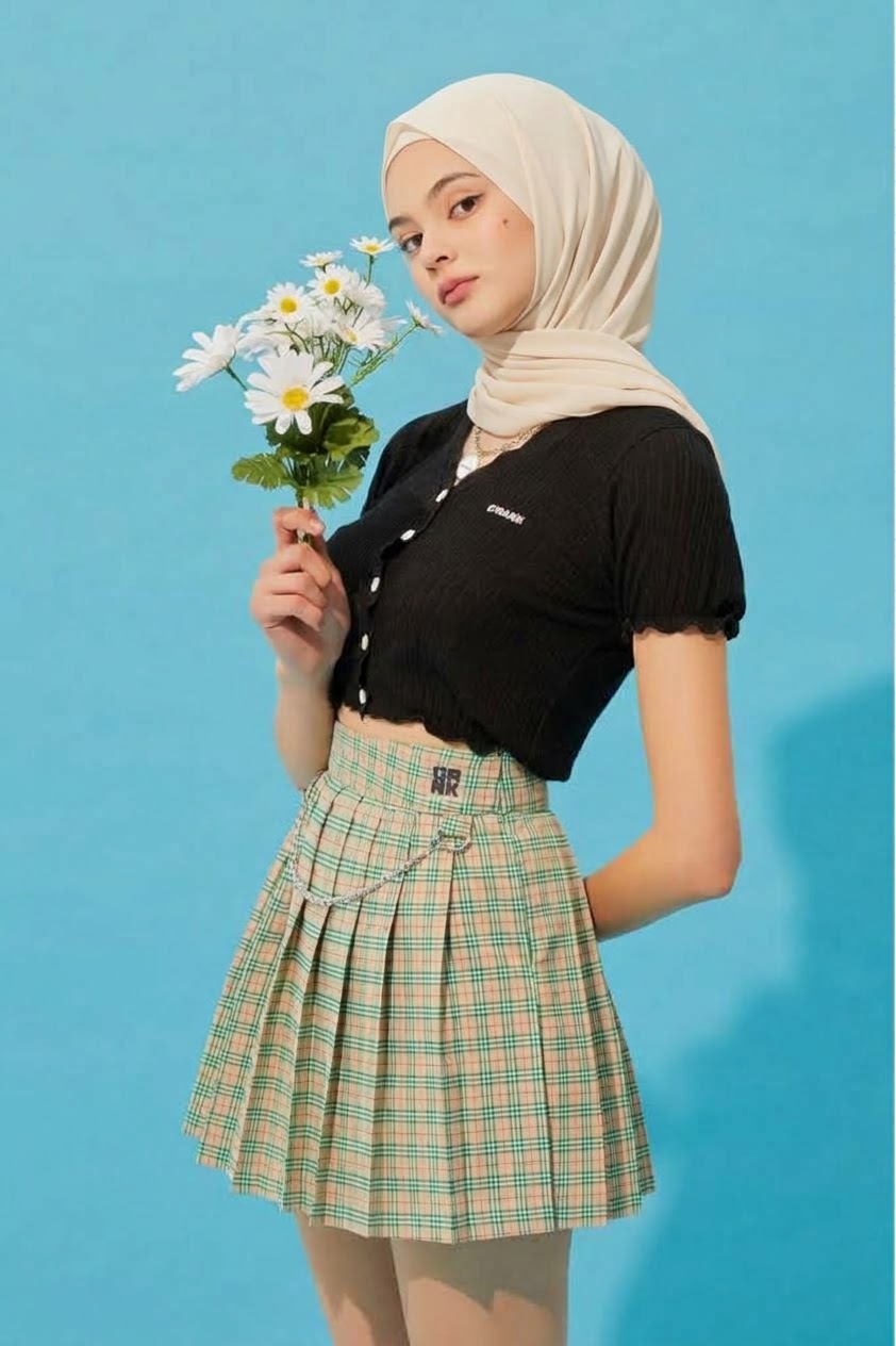 صورة بحجاب أبيض مع تنورة مربعات.