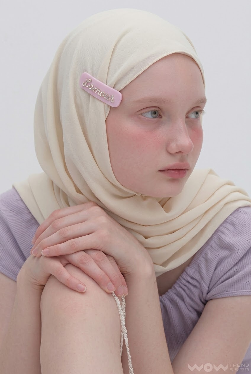 صورة بحجاب أبيض مع بلوزة بنفسجية.