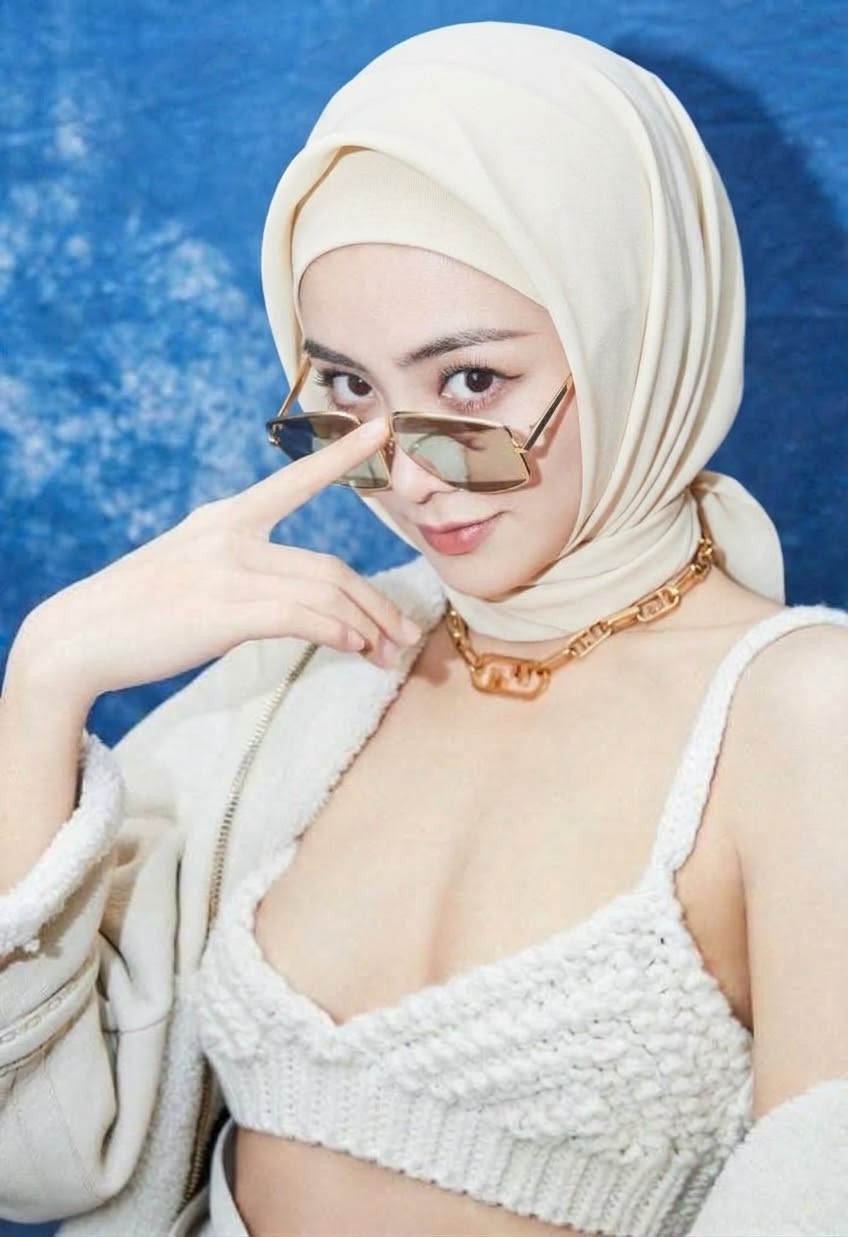 صورة بحجاب أبيض مع نظارة شمسية.